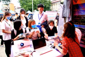 PGS. TS Bùi Trung Thành - Hiệu trưởng Nhà trường (áo trắng) đi tham quan gian hàng tuyển sinh.