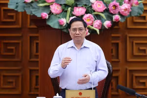 Thủ tướng yêu cầu đánh giá chính xác thực trạng, tiếp tục triển khai các giải pháp bảo đảm thuốc và nhân lực y tế - Ảnh: VGP/Nhật Bắc.