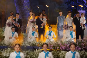 Đám cưới "thực chứ không còn mơ" của 20 y bác sĩ từng hoãn cưới để chống dịch Covid-19