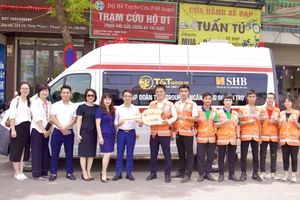 Đại diện Tập đoàn T&T Group và Ngân hàng SHB trao tặng Đội hỗ trợ sơ cứu FAS Angel xe cứu thương GAZ trị giá 870 triệu đồng.