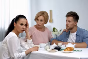 Đằng sau những lời “mật ngọt” của mẹ chồng