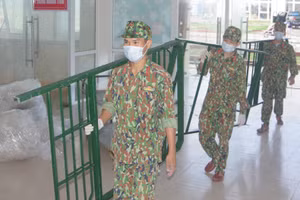 Cán bộ, chiến sĩ Bộ CHQS tỉnh Thừa Thiên Huế tham gia chuẩn bị các khung cách ly y tế trên địa bàn.