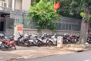 Một điểm trông giữ xe máy trên vỉa hè TPHCM.