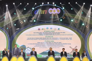 Các đại biểu tham dự sự kiện ấn nút Khánh thành và công bố các dự án tại tỉnh Tây Ninh.