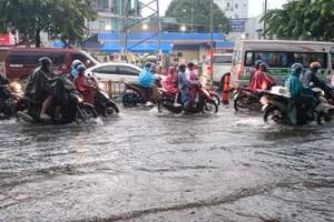 Một tuyến đường ngập nước trong cơn mưa chiều nay (9/5). (Ảnh: Quốc Hải)