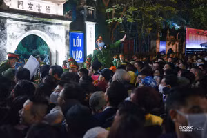 Người dân chen nhau lúc 0h đêm tại lễ hội đền Trần