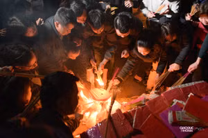 Độc đáo tục 'lấy đỏ' trong đêm ở Hà Nội