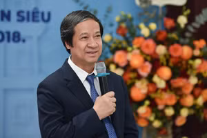 Bộ trưởng Nguyễn Kim Sơn lắng nghe chia sẻ về chương trình GDPT 2018