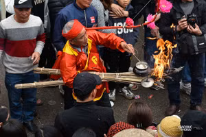 Về hội làng Ngọc Tiên xem đàn ông thổi cơm cần 