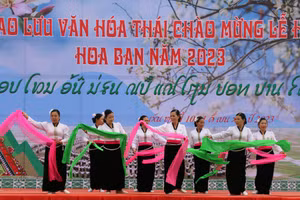  Tiết mục văn nghệ đặc sắc của các nghệ nhân ở thành phố Sơn La gửi đến khán giả.