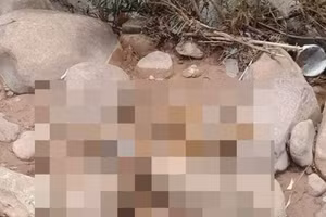 Thi thể bé trai đang phân hủy được người dân phát hiện dưới suối.