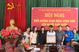 Lãnh đạo UBND huyện Sông Mã tặng giấy khen cho em Lò Quang Vinh.