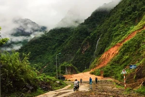 Mưa lớn gây ra sạt lở đất đá và lũ quét ở huyện Mường La.