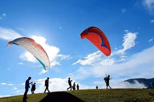 Các vận động viên đang chuẩn bị bay dù lượn biểu diễn cho người dân và du khách xem.