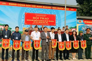 Các trường THPT nhận cờ lưu niệm của Ban tổ chức.