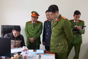 Khám xét nơi làm việc của bị can Trịnh Thành Công.