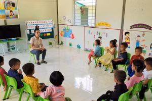 Cô Lò Thị Xiên, giáo viên điểm trường Hua Mừ đang giảng dạy học sinh.