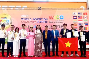 Đoàn học sinh tỉnh Hoà Bình chụp ảnh lưu niệm tại cuộc thi.