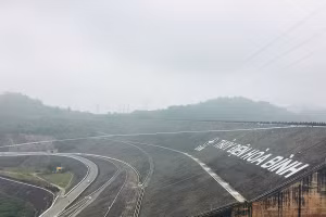 Do tình hình thời tiết nắng nóng, hiện nay mực nước về hồ thuỷ điện Hoà Bình đang xuống rất thấp.