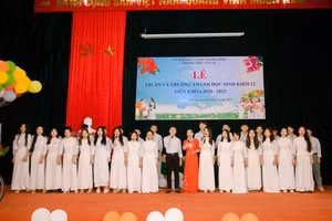 Thầy trò trường THPT Tân Lạc trong lễ tri ân mới được tổ chức.