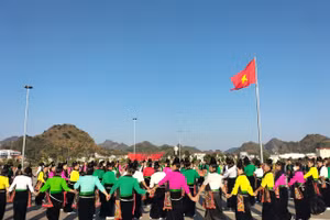 Hơn 1.200 diễn viên tham gia múa vòng xòe đoàn kết.