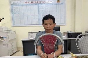 Đối tượng Sếnh cùng tang vật bị bắt giữ.