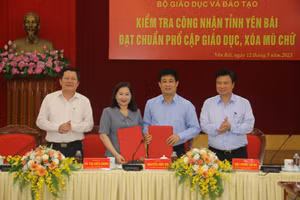 Đoàn công tác của Bộ GD&ĐT ký Biên bản công nhận PCGD, XMC mức độ 2 của tỉnh Yên Bái.