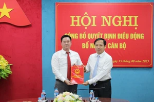 Ông Ngô Ngọc Mỹ - Phó Chánh Văn phòng UBND tỉnh Hoà Bình nhận Quyết định chuẩn y chức vụ Phó Giám đốc Sở Kế hoạch và Đầu tư.