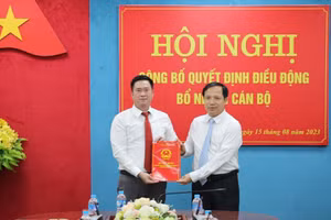 Ông Ngô Ngọc Mỹ - Phó Chánh Văn phòng UBND tỉnh Hoà Bình nhận Quyết định chuẩn y chức vụ Phó Giám đốc Sở Kế hoạch và Đầu tư.