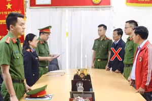 Cơ quan Công an đọc lệnh bắt giữ bị can Trương Minh Tuấn.