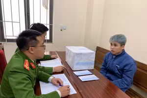 Đối tượng Vì Quốc Việt cùng tang vật tại cơ quan Công an.