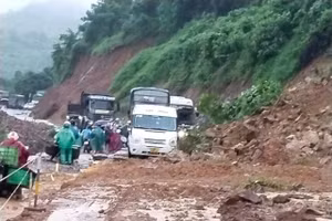 Bùn đất lấp đầy lòng đường Quốc lộ 6 gây gián đoạn giao thông.