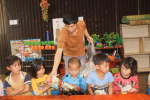 Nhờ sự nhiệt huyết, tận tâm với nghề, thầy Hải luôn được các em nhỏ quý mến.