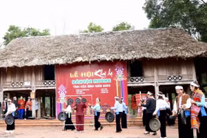 Phần thi séc bùa tại Nhà văn hoá Luỹ Ải, xã Phong Phú. 