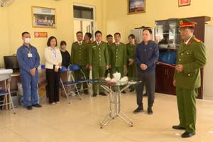 Cơ quan Cảnh sát điều tra - Công an tỉnh Sơn La tiến hành khám xét tại Trung tâm Đăng kiểm 2601D.