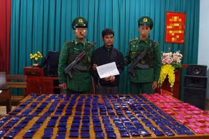 Đối tượng Pun Kẹo Bun Chạ Lân cùng tang vật bị bắt giữ.