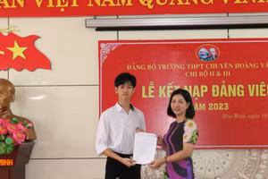 Đại diện Ban Chi ủy Chi bộ II&III trao Quyết định kết nạp đảng viên cho học sinh ưu tú.