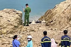 Lực lượng chức năng đang tìm kiếm thi thể hai nạn nhân.