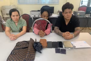 Các đối tượng Loan, Của Cường (lần lượt từ trái sang phải) cùng tang vật tại cơ quan công an.