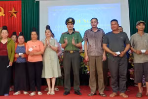 Công an huyện Mường La tặng 250 thẻ BHYT cho người nghèo ở xã Mường Chùm.