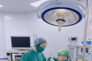 Bệnh viện Đa khoa Mộc Châu đưa máy móc hiện đại vào phẫu thuật cho bệnh nhân.