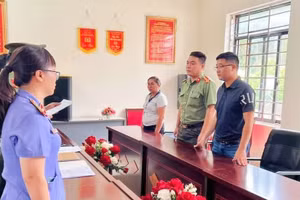 Lực lượng Công an đọc lệnh khởi tố, bắt tạm giam Phạm Thế Anh (Áo đen bên phải).