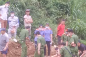 Lực lượng chức năng khoanh vùng, kiểm tra hiện trường.