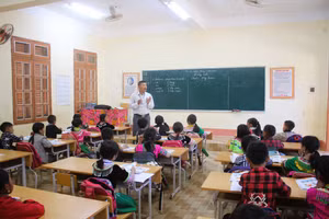 Thầy Hoá đang dạy Tiếng Anh cho học sinh.