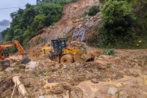 Ban Quản lý Bảo trì đường bộ Sơn La huy động máy móc sửa chữa đường vào xã Chiềng Lao (Mường La).