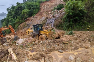 Ban Quản lý Bảo trì đường bộ Sơn La huy động máy móc sửa chữa đường vào xã Chiềng Lao (Mường La).