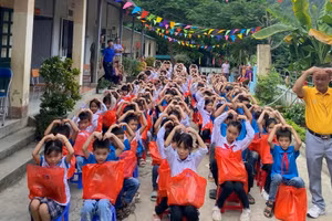 Thầy và trò Trường TH - THCS Tường Tiến "tạo dáng" bên những phần quà mới.