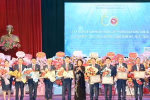 Bà Tráng Thị Xuân, Phó Chủ tịch Thường trực UBND tỉnh Sơn La trao Bằng khen cho các cá nhân.