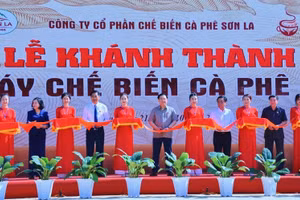  Các đại biểu cắt băng khánh thành nhà máy cà phê.