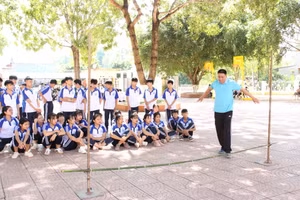 Thầy Cương hướng dẫn kỹ thuật nhảy cao cho học sinh.